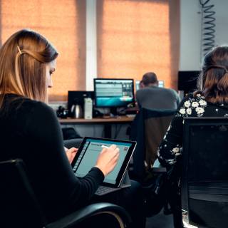 Auszubildende, die an einem Laptop arbeitet